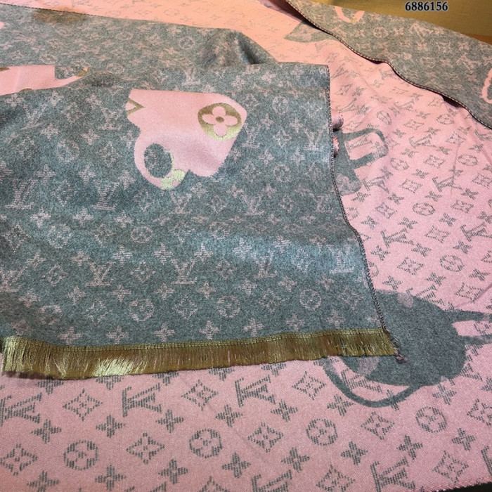 l**is V*t*n scarf
