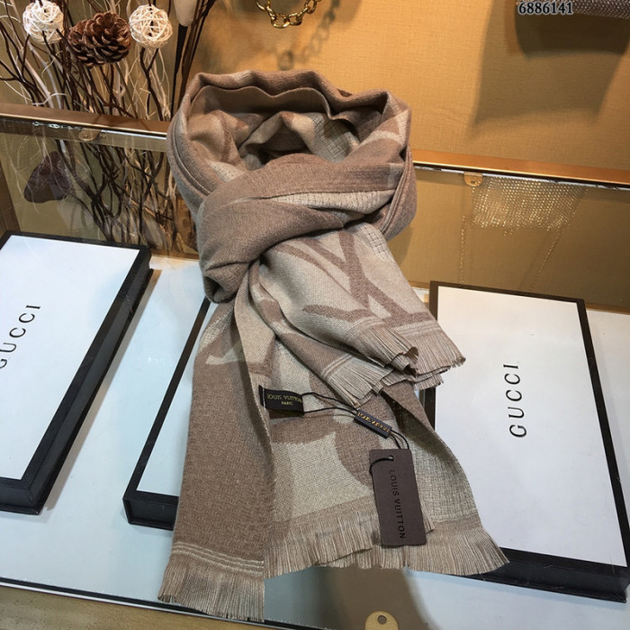 l**is V*t*n scarf