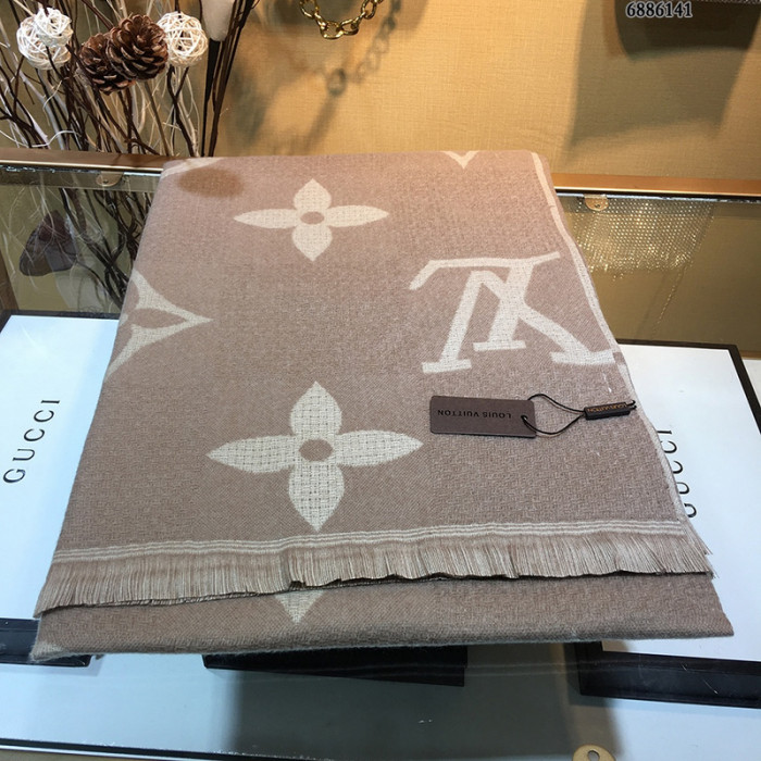 l**is V*t*n scarf