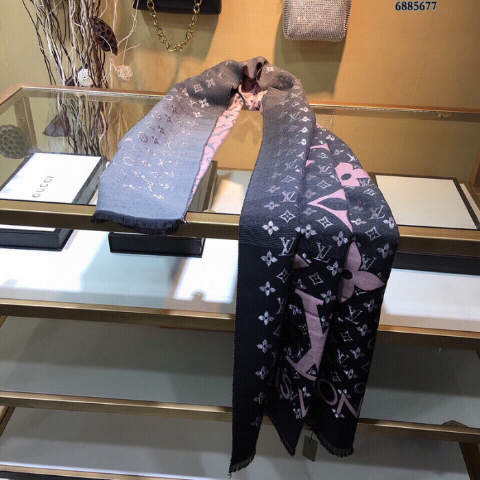 l**is V*t*n scarf