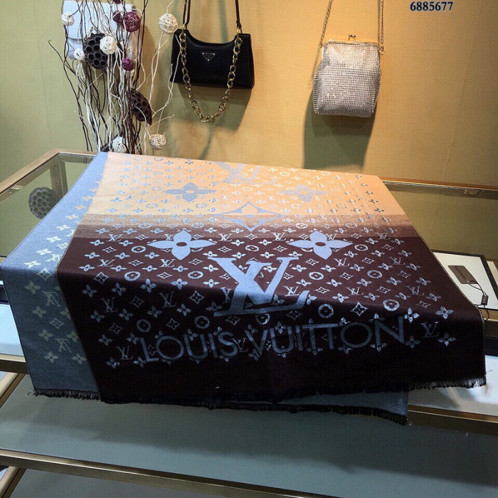 l**is V*t*n scarf