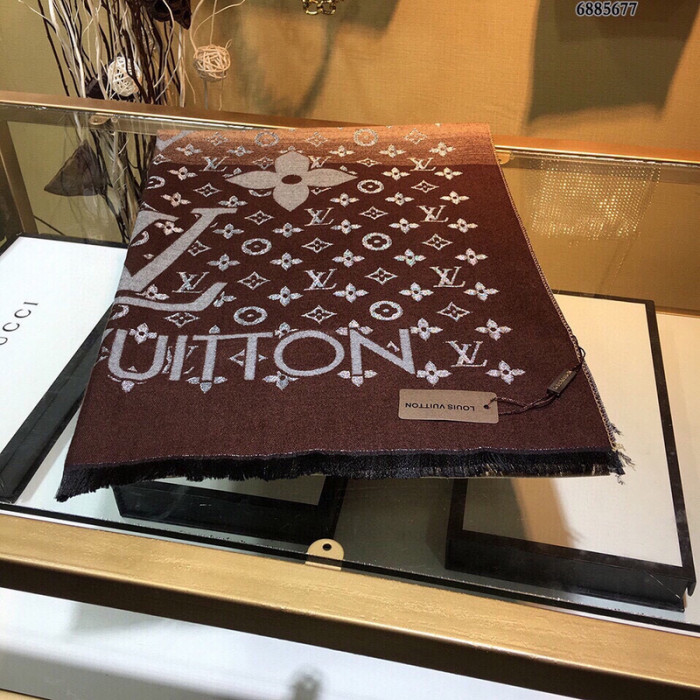 l**is V*t*n scarf